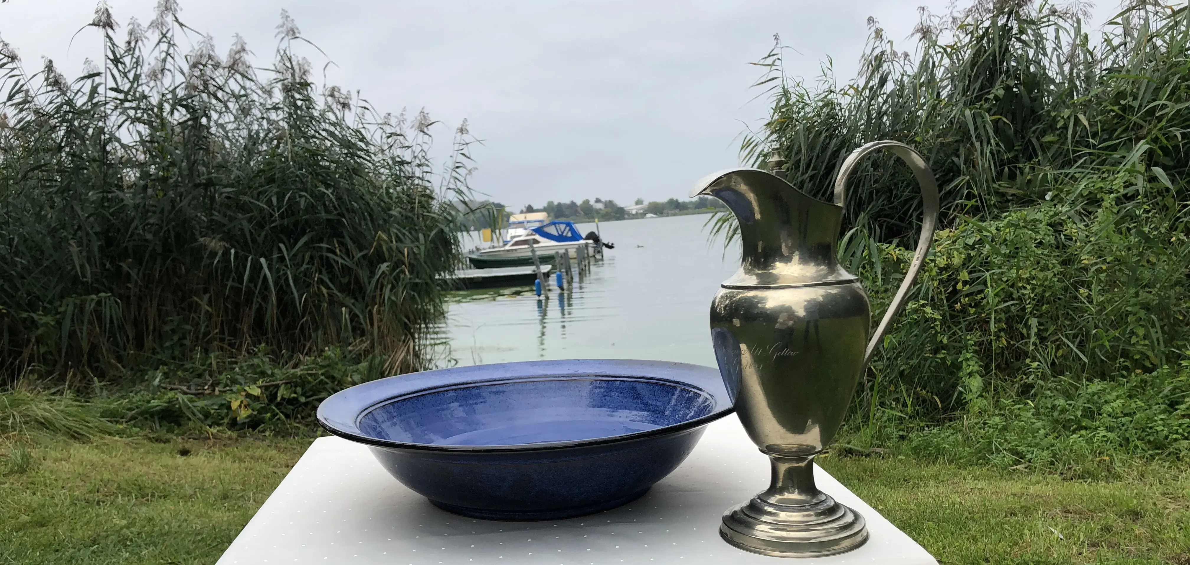 Blaue Taufschale und Kanne vor der Taufstelle an der Havel
