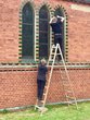 Die Seitenfenster müssen zur Sanierung ausgebaut werden.