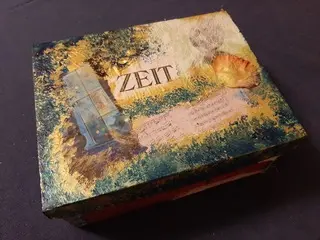 Trauerbox: Karton mit einer Collage an Bildern beklebt
