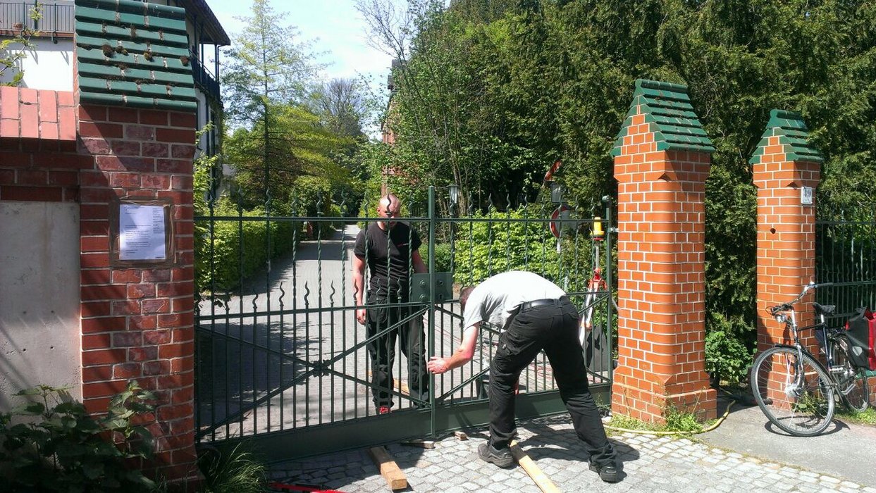 Das Eingangstor wird eingebaut