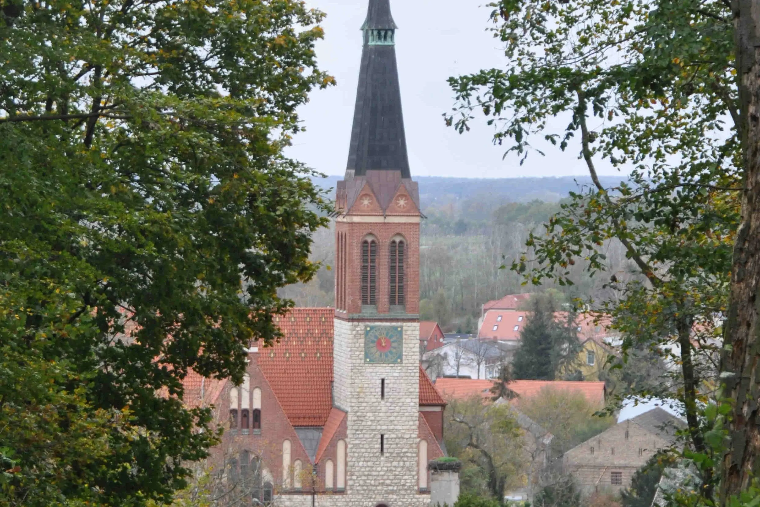 Die Bornimer Kirche von Bäumen eingerahmt.