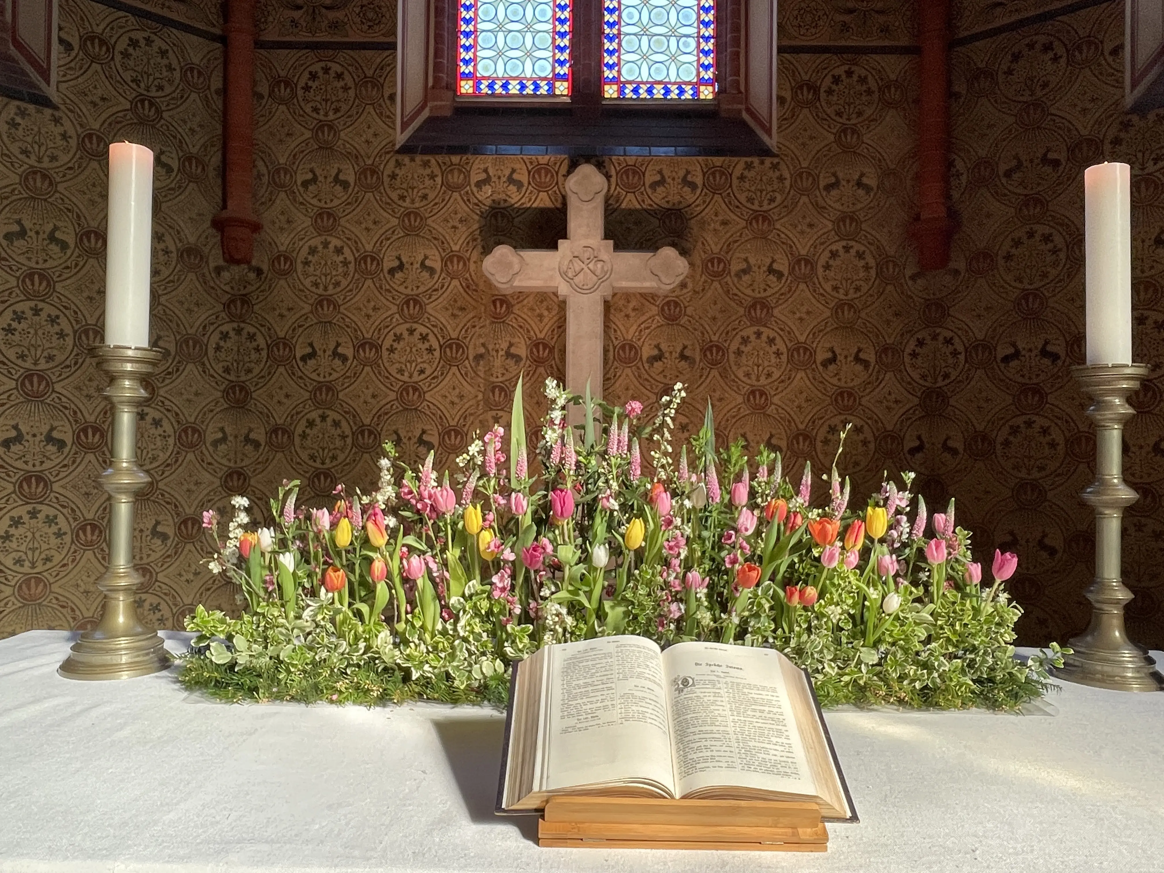 Blumenkunstwerk auf dem Altar