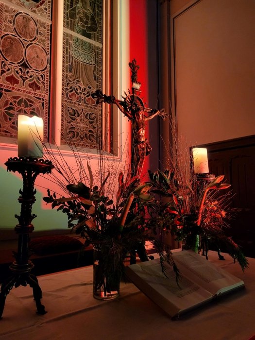 nächtlich illuminierter Altar in der Kirche Potsdam-Bornstedt
