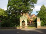 Blick auf das Hauptportal vor der Sanierung