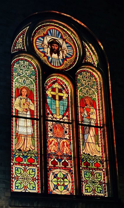 nächtlich illuminiertes Kirchenfenster Bornstedt