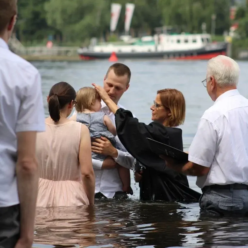 Pfarrerin Corinna Hentschel tauft am Strandbad Babelsberg