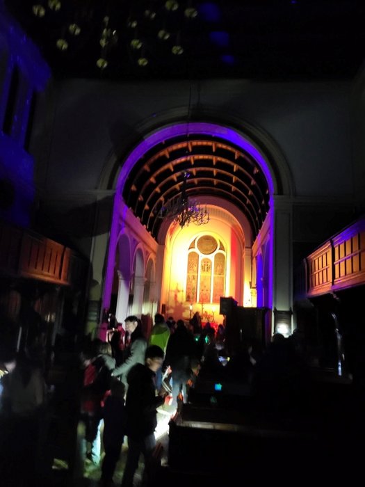 nächtlich illuminierte Kirche Potsdam-Bornstedt