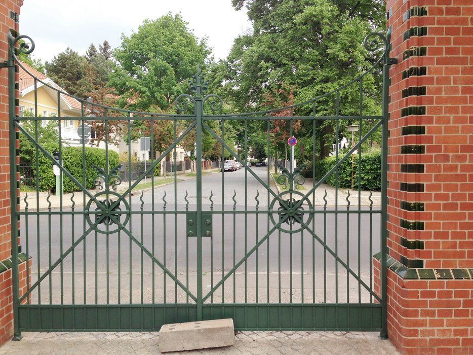 Blick durch das Hauptportal zur Glumestraße