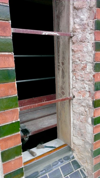 Maurerarbeiten zum Fenstereinbau nach dr Sanierung