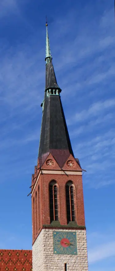 Die Bornimer Kirche mit Kirchenschiff und Turmuhr von Süden.