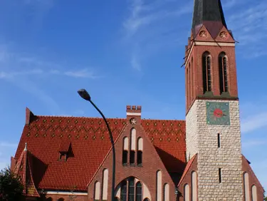 Die Bornimer Kirche mit Kirchenschiff und Turmuhr von Süden.