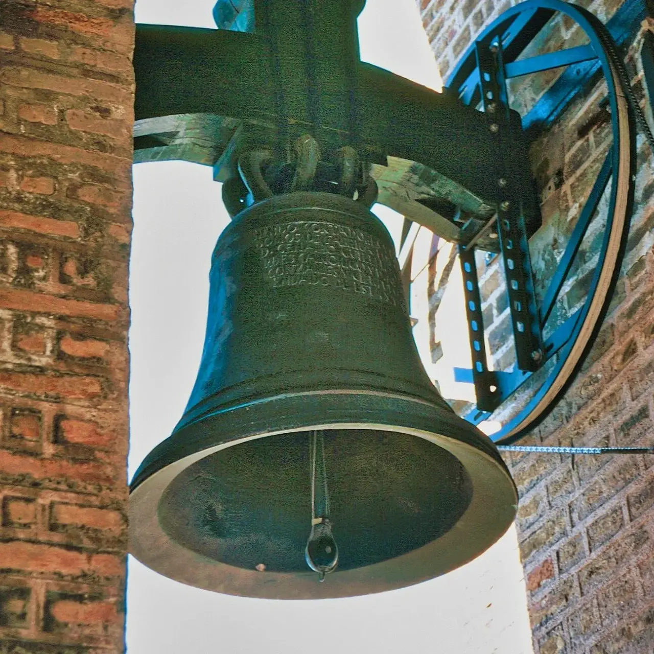 Gusseiserne Kirchenglocke im Kirchturm.