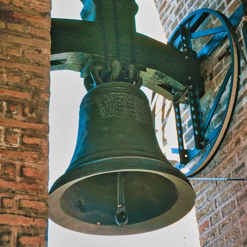 Gusseiserne Kirchenglocke im Kirchturm.