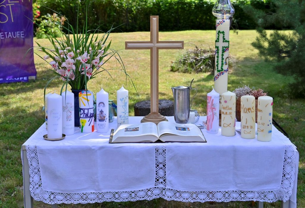 Tisch mit Kerzen und Kreuz der Ev. Kirche