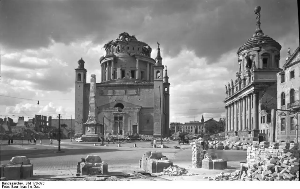 Potsdam, Alter Markt mit Ruinen der Nikolaikirche und dem alten Rathaus