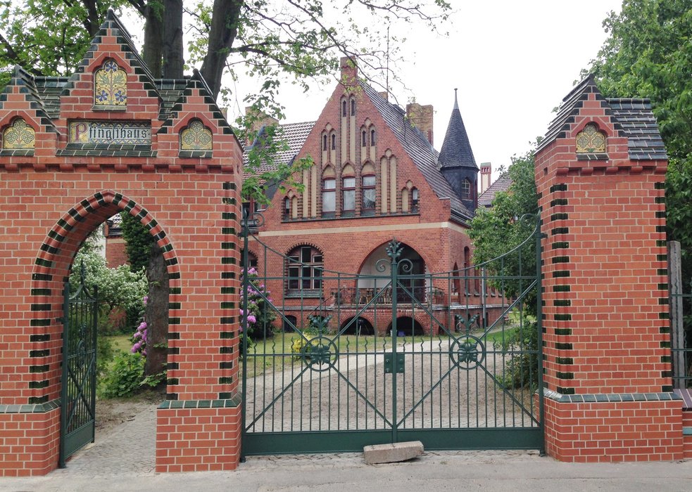 Blick auf das Hauptportal nach der Sanierung