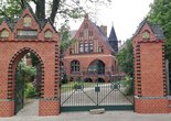 Blick auf das Hauptportal nach der Sanierung