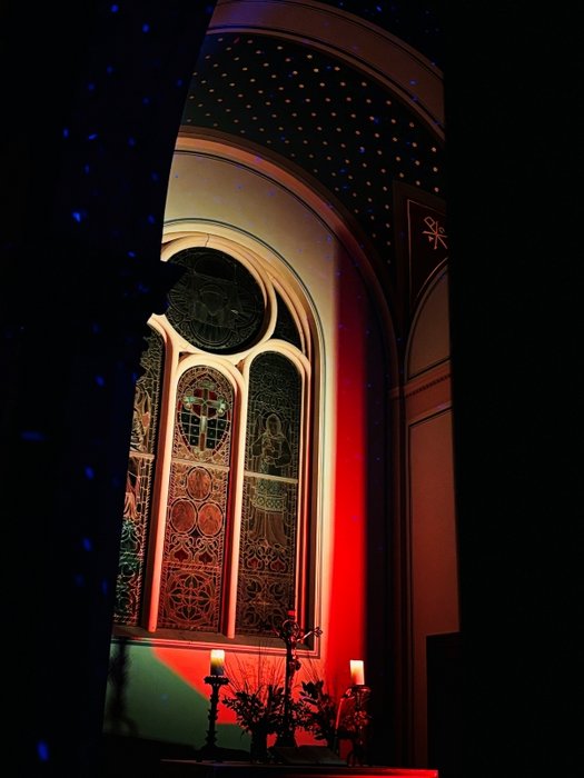nächtlich illuminiertes Kirchenfenster Bornstedt