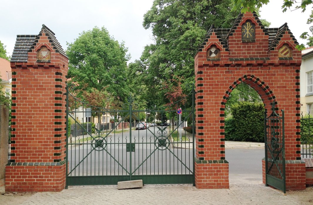 Blick durch das Hauptportal zur Glumestraße